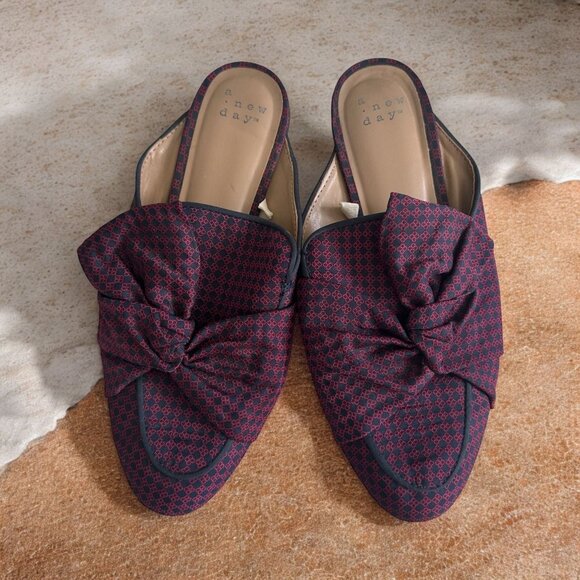 A NEW DAY Women's Navy Red Patterned Bow Mules Flats Size 7.5 - Picture 1 of 6